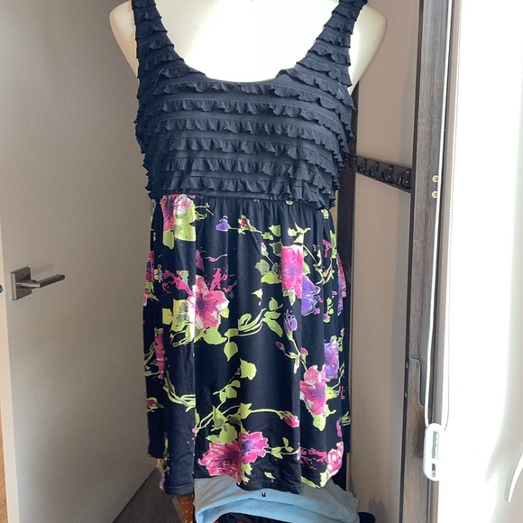 Weston Wear Ruffled Tank top with empire waist with Flower pattern . - Picture 2 of 9